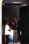 Malia, de 11 años, y Sasha, de 8 de años, acompañaron a Obama en una visita el al castillo de Cape Coast.