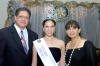 02072009 Karime, reina saliente junto a sus padres Antonio y Sandra Gutiérrez.