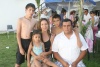 02072009 Sergio López en compañía de su esposa Adriana Moreno y sus hijos, en pasado festejo con motivo del Día del Padre.