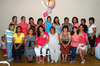 04072009 Rosy Galindo Ordaz rodeada de las damas asistentes a su fiesta de canastilla.