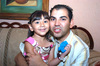 06072009 Xime en compañía de su papá, Sr. Miguel Hernández.