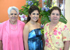 04072009 La futura contrayente en compañía de su futura suegra, Sra. María de los Ángeles Dorado de Blanco, y su tía, Profra. Martha Rodríguez Félix.