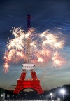 La Torre Eiffel bailó y saltó con la gracia de los efectos especiales, en medio de un extraordinario espectáculo de luces y pirotecnia para festejar sus 120 años de vida en el 220 aniversario de la Toma de la Bastilla.