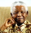 Mandela se convirtió en el primer presidente negro de Sudáfrica en 1994, y después de concluir su mandato en 1999 se dedicó a promover la paz y a luchar contra el racismo y el Sida.
