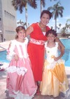 05072009 La festejada en compañía de su mamá, la Lic. Patricia Cruz de Bassó, y su hermanita Midrash.