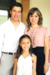 05072009 Ana Sofía Ramírez Alvarado con sus papás Nicolás y Pilar.