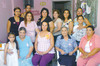 18072009 Dulce Nayerit Barrera Chávez junto a las asistentes a su fiesta de regalos para bebé.