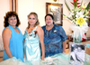 10072009 La novia en compañía de su futura suegra, Sra. Rosa Elba Montelongo y su mamá, Sra. Rocío del Sagrario Estrada.