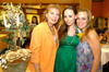20072009 Paola Quintanilla Cortés con las anfitrionas de su despedida de soltera, Bonnie Achultz de Carrillo y Bonnie Carrillo.
