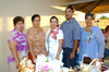 12072009 Los novios junto a las organizadoras de su despedida de solteros: Irma Valdez, mamá del novio; Amparo González y Brígida González, tía y mamá de la novia, respectivamente.