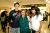 10072009 José Luis Monroy llegó de la Ciudad de México y le dieron la bienvenida su abuela Concepción Pérez y su prima Karen Itzel Tafoya.