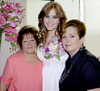 09072009 La festejada acompañada por su mamá, Sra. Elia Durán Romero, y su futura suegra, Sra. Velia Aurora Pérez Chávez.