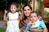 14072009 Martha de Aguilera  con sus hijos Luisa Fernanda y Alejandro.