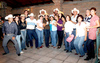 22072009 Brindan. Para festejar el cumpleaños de Elvia Gutiérrez de Sánchez, su esposo e hijas le organizaron una fiesta al estilo country a la que asistieron numerosos invitados.