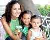 21072009 Claudia Montellano en la compañía de sus hijas Marifer y Regina Tabares.