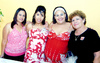 22072009 La próxima novia, acompañada de las organizadoras de su fiesta prenupcial, Agustina, Ana y Karina.