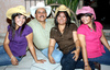 22072009 Elvia acompañada de su esposo Víctor Sánchez y sus hijas Nayeli y Stephanie. EL SIGLO DE TORREÓN/JAIME DE LARA