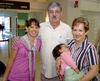 23072009 María Ángel Martín llegó de la Ciudad de México y fue recibida por su mamá, Lourdes Castil.