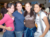 22072009 Natalia Hernández, Sonia García y Jeny Ganem, viajaron a Playa del Carmen, las despidieron sus padres: Guille Olivas y Martha Valdés, Laura Gurrola y Jorge Serna.
