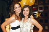 SE DIVIERTEN Mariana y Maricarmen, vivieron una feliz noche de graduación.