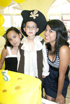 12072009 El cumpleañero, acompañado de sus hermanas Tania Cristina y Michelle Ali Tovar Aguilar.