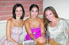 Hermanas. Liliana y Nadia Garza Tijerina, muy contentas en la merienda de su amiga.