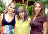 30072009 Brenda Herrera junto a Liliana Estrella y Ana Cecilia Arreola, organizadoras de su fiesta de canastilla.