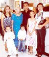 28072009 Julio Alejandro Bonilla Esparza, en compañía de su mamá, Sra. Helen Bonilla Esparza, sus hermanas, Lupita y Lucy Bonilla, y sus sobrinos.