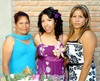 30072009 La novia en compañía de su mamá, Sra. Beatriz Cerda Barrientos y su hermana, Martha Beatriz Padilla Cerda.