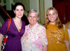 30072009 La novia en compañía de su mamá, Sra. Beatriz Cerda Barrientos y su hermana, Martha Beatriz Padilla Cerda.