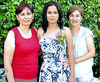 29072009 Elisa Aldaba lució feliz en su despedida de soltera, junto a su mamá Sra. Elisa Garza y Sra. Olga García.