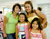 28072009 Sofía Valdés Sotomayor regresó de Cancún, donde radicó por un tiempo y le dieron la bienvenida su mamá Annel Sotomayor y sus hermanas Karla y Ximena.