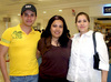 30072009 De un viaje de estudios en la Ciudad de México regresó Ana Karen de Lara y fue recibida por María Cecilia Alonso y María Cecilia Pérez.
