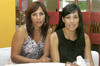 31072009 Mayra Rentería de Prieto junto a la organizadora de su fiesta de canastilla, su mamá Coco Rentería.