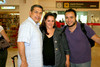 31072009 Enrique Soto, Fabiola del Castillo y Luis de Alba, en la sala de espera del aeropuerto.