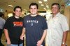 31072009 Édgar Molinar Rodarte llegó de la Ciudad de México y fue recibido por su papá Antonio y su hermano Alonso.