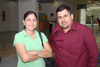 06072009 Sandra Espinoza despidió a Alejandro López, quien realizó un viaje a la Ciudad de México.