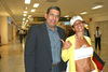 01082009 Enrique Soto recibió a Niurka en el aeropuerto.