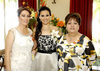 01082009 Acompañan a la novia, su mamá, quien organizó su fiesta prenupcial, Sra. Beatriz Loo de la Garza y su futura suegra, Sra. Aída Guadalupe López de Cantú.