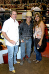 03082009 Junto al campeón. Rick y Jackie Campbell con el campeón de Cuernos Chuecos, Alfonso Orozco.