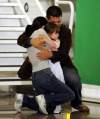 Lee fue la primera que descendió del avión y fue recibida por su esposo Michael Saldage y su hija Hanna, de 4 años. Abrazó a la niña y la levantó en brazos antes de abrazarse los tres ante las cámaras de televisión.