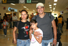 08082009 Alicia Sánchez y Gacel Chaparro recibieron en el aeropuerto a Santiago Chaparro Lozada.