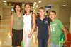08082009 La familia González se despidió en el aeropuerto de la familia Pérez.
