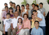 05082009 Don Enrique Galindo en su cumpleaños junto a su esposa María Luisa y nietos.