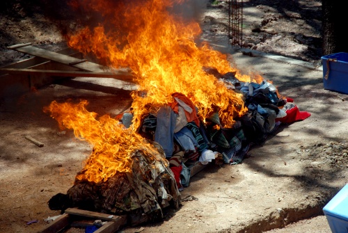 La supuesta ropa de marca fue quemada por el Ejército mexicano. Hallan  'narcoparaíso' de El 'Chapo' Guzmán, fotos en El Siglo de Durango