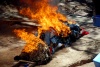 La supuesta ropa de marca fue quemada por el Ejército mexicano.