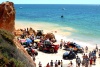 Cinco personas han perdido la vida en el desprendimiento de piedras ocurrido en la playa Maria Luísa del Algarve, en el sur de Portugal, muy visitada por turistas extranjeros.