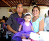 22082009 Ana Laura González Luján, en su fiesta de primer año junto a sus abuelitos Raymundo y Laura Luján.