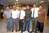 24082009 Jesús Corral, David Castañeda, David Castañeda Jr., Moroni, Benito y Aarón Castañeda, en la sala de espera del aeropuerto.