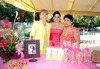 12082009 Jeannie Escajeda Bravo en la compañía de las organizadoras a su despedida
de solteraMaría PiedadBravo y BerthaMedina González.